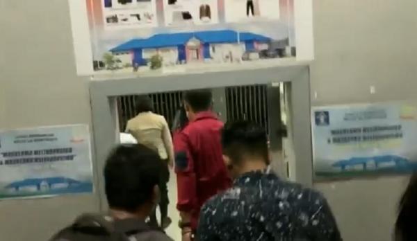 Petugas kepolisian datang untuk meredakan kerusuhan di Lapas Perempuan Pontianak. (Foto: Uun Yuniar)