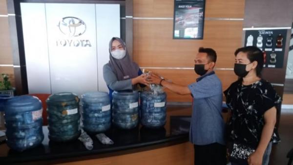 Penampakan Uang Receh Pasutri Pedagang Kelontong di Makassar Beli Mobil Toyota Rush