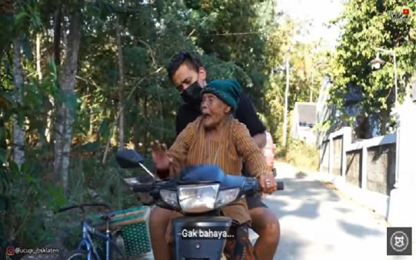 Tangkapan layar video Mbah Minto kendarai motor (Foto: YouTube/Ucup Klaten)