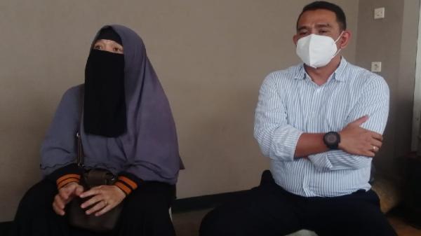 Ema Siti Zaenab, istri Muzakir, didampingi kuasa hukum, Hilmi Dwiputra Nur Esa, sedih karena suaminya dijebloskan ke penjara padahal tidak melakukan penganiayaan. (FOTO: istimewa)