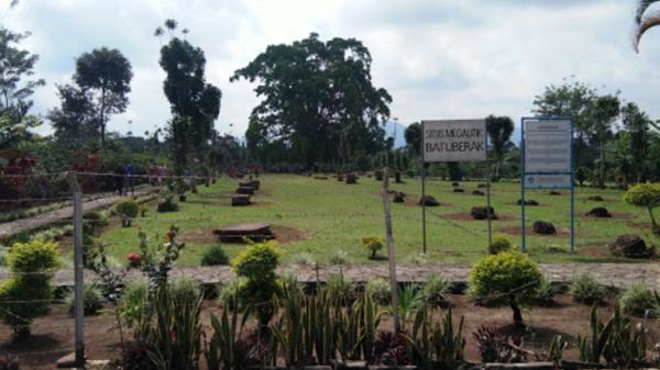 Tempat Wisata di Liwa Lampung Barat-6 Tempat Wisata di Liwa Lampung Barat, Situs Megalitik Batu Berak (Dokumen/Ahmad Fawzy)