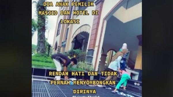 Raja, pemuda yang viral di media sosial karena aksinya menyambut ramah para jemaah masjid dan merapikan sepatu mereka. (Foto: TikTok)