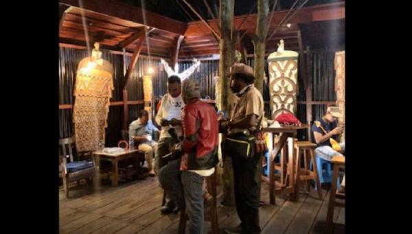 Tempat makan di Asmat Papua, salah satunya Warung Atom. (Foto: Istimewa)