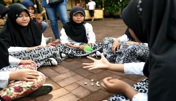 Bekles Permainan tradisional bekles ini selalu dimainkan anak-anak dulu di Jabar di saat waktu luang. (Foto: diskominfo purwakarta)