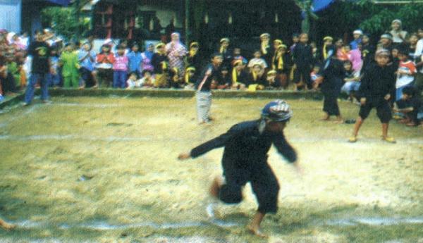 Galah Asin Permainan Tradisonal Galah Asin adalah sebuah permainan grup yang terdiri dari dua grup yang saling berlawanan. (Foto: disparbud.jabarprov.go.id)