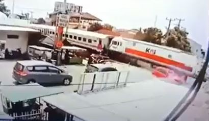 Tangkapan layar detik-detik Honda Brio ditabrak KA di Kota Cilegon, Jumat (1/10/2021). (Foto: MNC Portal/Iskandar Nasution)