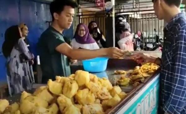 Usaha jualan gorengan yang dirintis Eril CIkas, pemuda adal Bulukumba sukses dan ramai dijubeli pembeli. (Foto: MNC Portal/Sulaiman Nai)