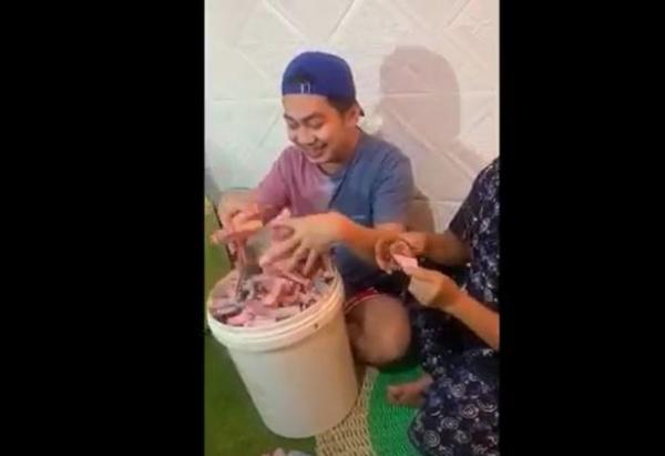 Eril Cikas menabung uang di ember dari hasil jualan gorengan. (Foto: MNC Portal/Sulaiman Nai)