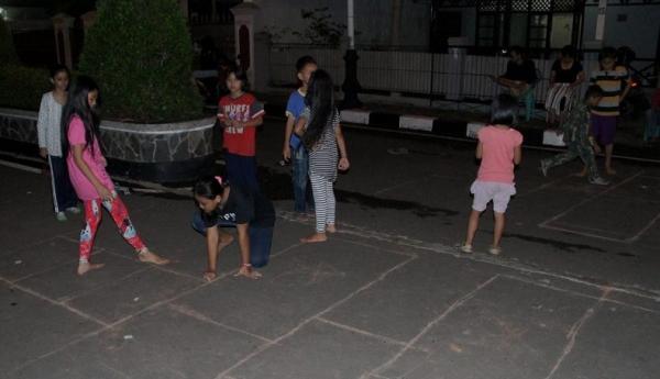 Sondah 2 Permainan tradisional Sondah ini umumnya dimainkan oleh anak-anak perempuan. Namun tidak sedikit anak laki-laki yang juga menggemari permaianan sondah ini. (Foto: diskominfo purwakarta)