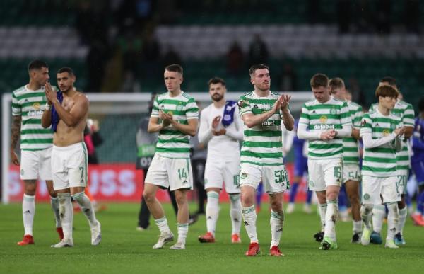 Celtic dibantai leverkusen Celtic harus menelan pil pahit dibantai Leverkusen di babak penyisihan Grup G Liga Europa 2021/2022. Para pemain Celtic tertunduk lesu. (foto: REUTERS/Russell Cheyne)