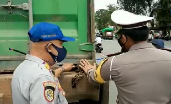 Razia Truk Peti Kemas Pontianak-1 Tim gabungan menggelar razia truk kontainer peti kemas di Jalan Rahadi Oesman, Pontianak. (Foto: iNews/Uun Yuniar)