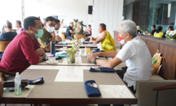 Plt Gubernur Sulawesi Selatan Andi Sudirman bertemu dengan Gubernur Jawa Tengah Ganjar Pranowo di Hotel Suni Abepura, Papua, Sabtu (2/10/2021). (Foto: Arham Hamid)