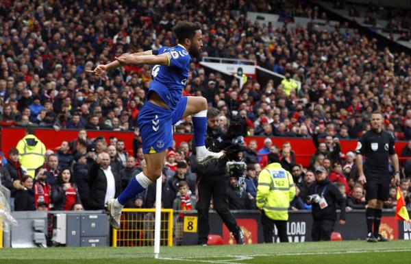 Ansrow Townsend meniru selebrasi Cristiano Ronaldo saat  Everton bermain imbang 1-1 melawan MU pada pekan ketujuh Liga Inggris di Old Trafford. (Foto: REUTERS/Phil Noble)