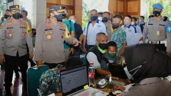 Kapolda Jawa Tengah (Jateng), Irjen Pol Ahmad Luthfi mengecek vaksinasi Covid-19 terhadap pelajar di Sukoharjo, Jawa Tengah (Humas Polda Jateng)