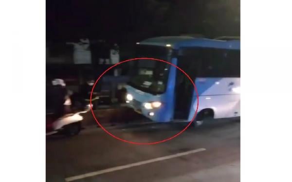 Bus Transjakarta Tabrak Pembatas Jalan Di Ragunan Jaksel