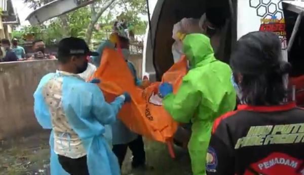 Tewas2 Evakuasi jenazah korban ke RSUD Doris Sylvanus. (Foto: iNews/Ade Sata)