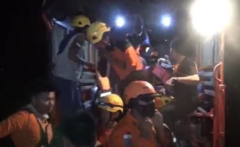Basarnas Kota Palopo ikut diterjunkan membantu evakuasi warga yang dilanda banjir bandang dan longsor di Kabupaten Luwu, Sulsel, Minggu (3/10/2021). (Foto: MNC Portal/Nasruddin Rubak)