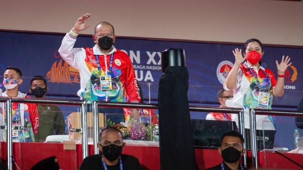 Ketua DPD RI dan Ketua DPR RI saat Pembukaan PON Ketua DPD RI bersama Ketua DPR RI saat menghadiri upacara pembukaan PON XX Papua, Sabtu malam. (Foto: Ronaldy Irfak)