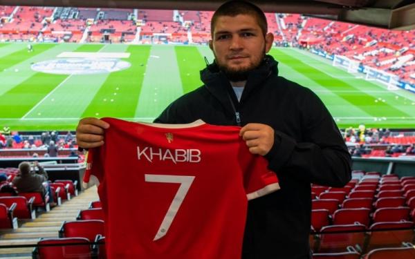 Khabib Nurmagomedov mendapatkan nomor 7 dari Manchester United di Stadion Old Trafford, Sabtu (2/10/2021). (Foto: Twitter/@ManUtd)
