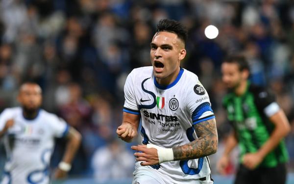 Lautaro Martinez Inter Milan vs Sassuolo Striker Inter Milan, Lautaro Martinez, merayakan gol ke gawang Sassuolo dalam laga Liga Italia 2021/2022 di Stadion Mapei, Minggu (3/10/2021). (Foto: REUTERS/Jennifer Lorenzini)