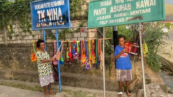 Penjual noken di Jayapura berharap ada pembeli. (Foto: iNews/Subhan Sabu).