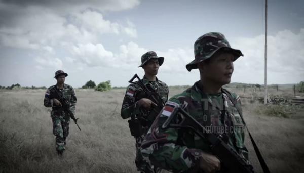 Satgas Pengamanan Pulau Terluar, berpatroli keliling Pulau Ndana. (Foto akun Youtube TNI AD).
