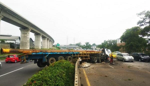 Terlibat Kecelakaan Hebat, Trailer Melintang Di Tol Purbaleunyi Bandung