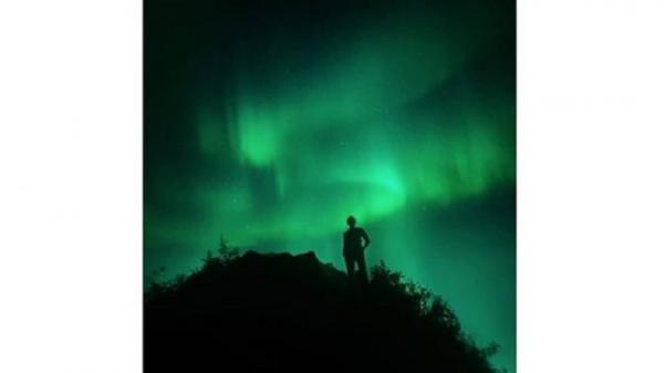 Foto viral cahaya mirip aurora di atas langit kawasan wisata Tumpeng Menoreh, Kulonprogo, DIY. (Foto:  Instagram/@jhodytography)