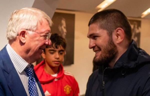 Khabib Nurmagomedov Khabib Nurmagomedov diajak pelatih legendaris Manchester United (MU) Sir Alex Ferguson untuk minum wine. Jawaban mantan jagoan kelas ringan UFC itu bikin ngakak. (Foto: Twitter/ShamoonHafez)