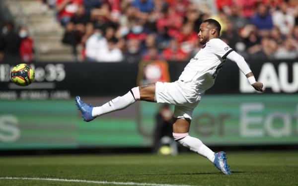 Neymar PSG vs Rennes Striker PSG, Neymar mencoba menggapai bola dengan kakinya ketika melawan Rennes dalam laga Liga Prancis di Stadion Roazhon Park, Minggu (3/10/2021). (Foto: REUTERS/Stephane Mahe)