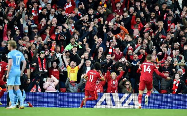 Bintang NBA, LeBron James kehabisan kata-kata melihat gol Mohamed Salah ke gawang Manchester City di Liga Inggris. LeBron memuji setinggi langit Moh Salah. (foto: REUTERS).