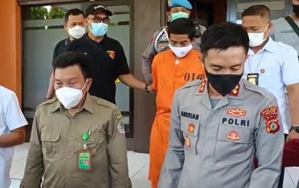 Tnbb 2 Tersangka pelaku perburuan satwa dilindungi di Taman Nasional Bali Barat (TNBB) Buleleng. (Foto: iNews/Pande Wismaya)