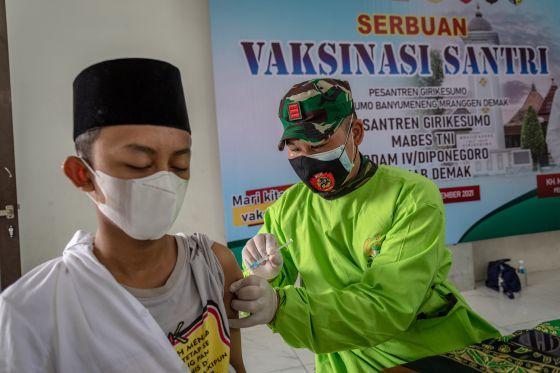 vaksin covid antara Vaksin Covid-19 dilakukan oleh Mabes TNI terhadap santri (Foto: Antara)