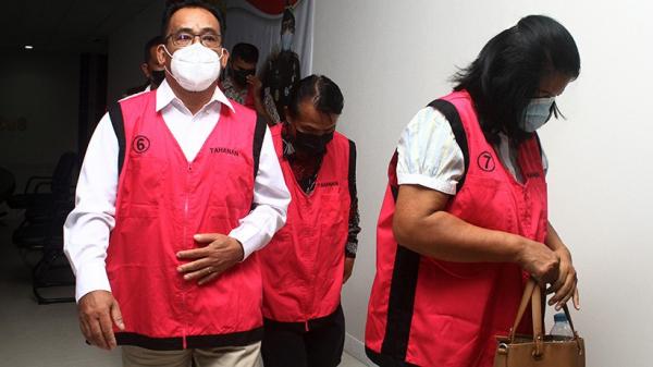 Kejati Kalbar menahan empat tersangka korupsi dana hibah gereje di Sintang. (Foto: Antara)