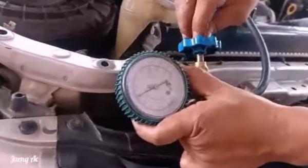 Servis AC Mobil Pemeriksaan freon AC Mobil.