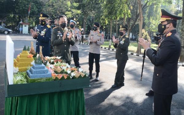 Pangdam III/Siliwangi Mayjen TNI Agus Subiyanto menerima tumpeng dari Kapolda Jabar Irjen Pol Ahmad Dofiri. (Foto: Pendam Siliwangi)