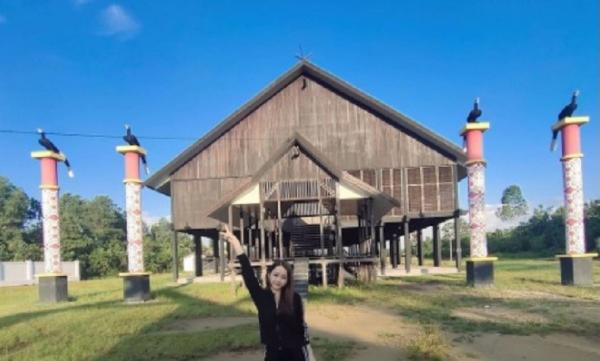 Rumah Adat Dayak Ketapang Rumah Adat Dayak Ketapang (Foto: Instagram @fiie_fifie95)