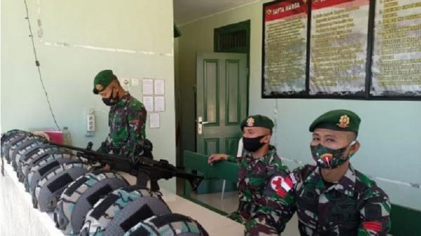 Prajurit Satgas Pamtas Yonarmed 6/3 Kostrad berjaga di pos penjagaan Wini, Kabupaten Timor Tengah Utara, NTT, Jumat (1/10/2021). (ANTARA/Bernadus Tokan)