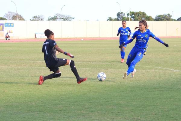 Tim sepak bola putri Jawa Barat (biru) menyegel satu tempat di babak semifinal Pekan Olahraga Nasional (PON) XX Papua 2021. (foto: PB PON XX Papua 2021).
