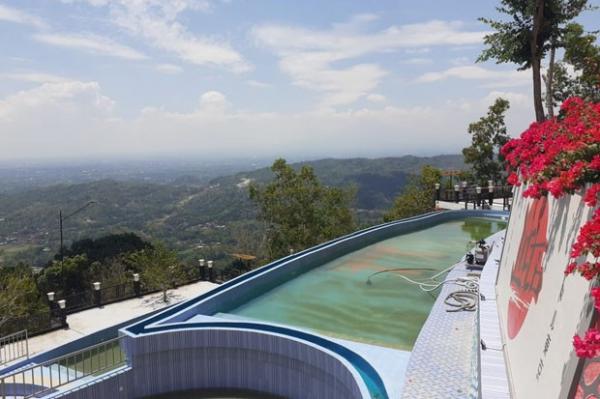 Litto dilengkapi juga dengan kolam renang. Hotel dan restauran lima lantai  yang berada tepat di pinggir tebing ini ternyata izinnya belum lengkap. (Foto : MNC Group/Ainun Najib)