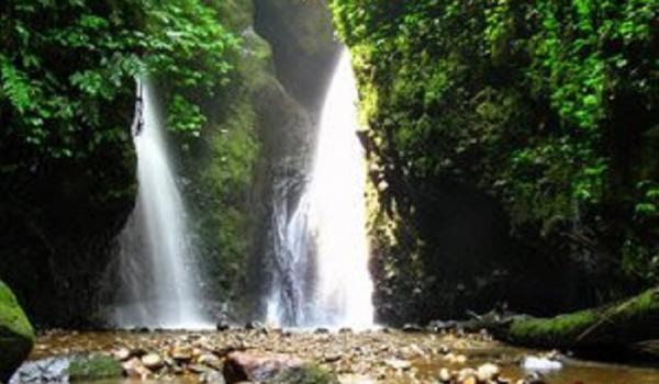 air terjun kucur Air terjun kucur di Madiun selalu ramai dikunjungi. Ini karena tempatnya yang sejuk dan indah. (ayowisata).