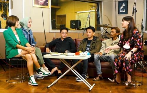 Dina Lorenza dan Ariel Noah di sebuah tayangan YouTube. (Foto: YouTube)