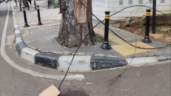Kabel Listrik Tmc Kabel listrik terputus di Jalan Veteran Raya 3 Bintaro Pesangrahan, Jakarta Selatan setelah tersangkut truk kontainer, Rabu (6/10/2021). (Foto: TMC Polda Metro Jaya).