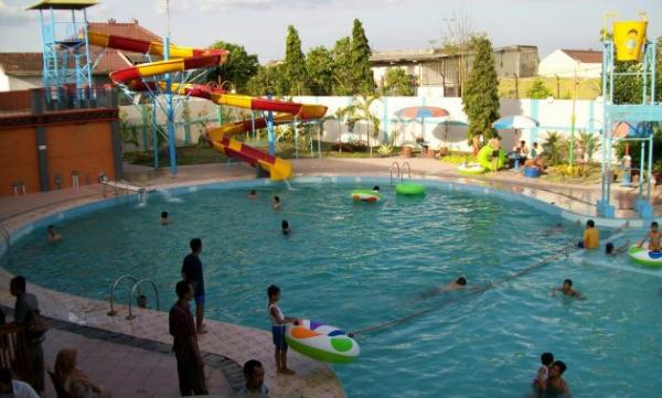 kolam renang kolam renang ini menjadi satu di antara 10 tempat wisata di Madiun yang banyak disuka, terutama anak-anak. (jejakpinik).