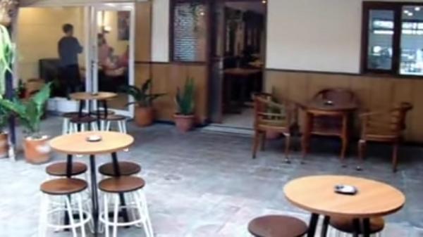 Salah bagian indoor di Lorong Temu Coffee and Eatery. (FOTO: ISTIMEWA)