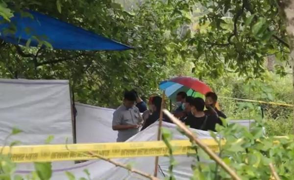 Makam remaja di Karangasem, Bali dibongkar, Selasa (5/10/2021). Kematiannya dianggap tak wajar. (Foto: iNews/Yunda Ariesta)
