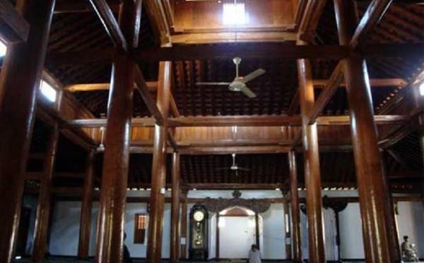 Masjid Kuncen sering menjadi jujugan wisatawan yang berkunjung ke Madiun. (kitamadiunblogspot).