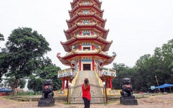 Pagoda di Pulau Kemaro merupakan tempat ibadah bersejarah yang terletak di tengah Sungai Musi. (Foto: Ist)