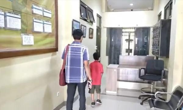 Adi Rahayu melapor ke Satreskrim Polres Pandeglang, Banten. (Foto: iNews/Iskandar Nasution)