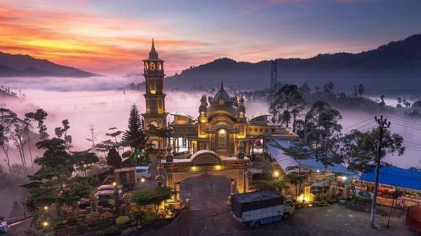 Tempat ibadah di Lampung-1 Tempat ibadah di Lampung, Masjid Jami Aminatul Jannah Lampung Barat (Instagram/ @indoflashlight)